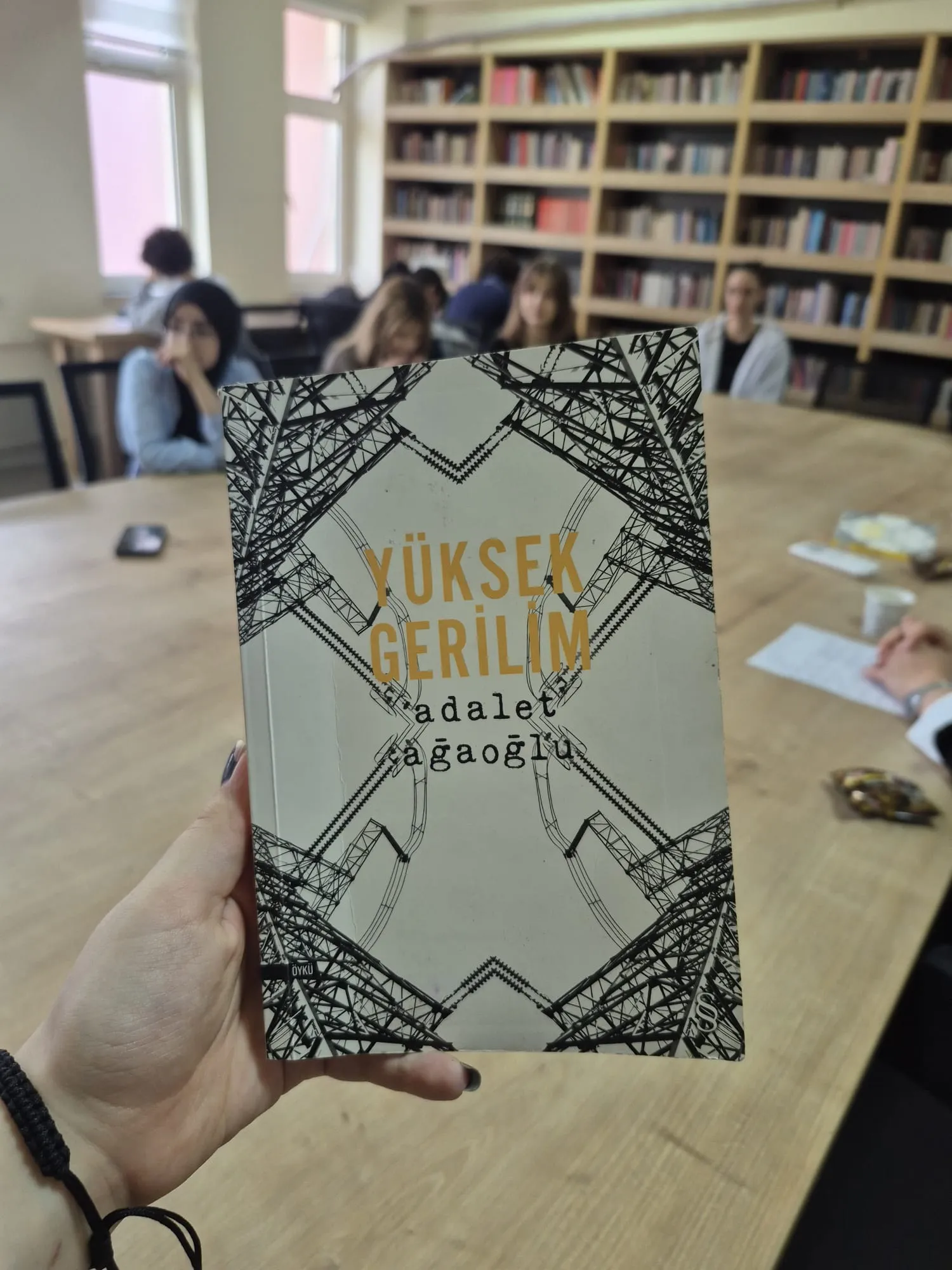 Yüksek Gerilim Kitap Kapağı